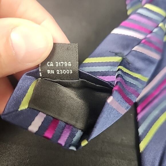 GEOFFREY BEENE 100% Silk Repp Tie Navy W/pink,plum,prpl,green 60" Long 3-7/8" W - Picture 5 of 5